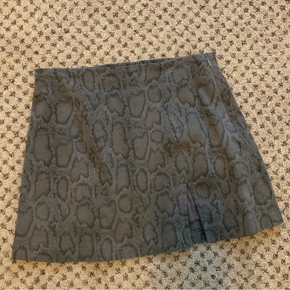 Impeccable Pig Snake Skin Printed Mini Skirt Size Small - Picture 1 of 1